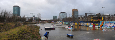 836514 Panorama van het (ondergelopen) skatepark De Yard (terrein van het voormalige Expeditieknooppunt van PostNL aan ...